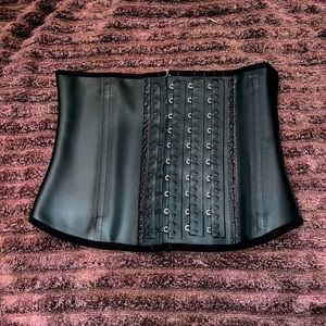 Squeeze Me Skinny - Small black waist trainer - Length 10”